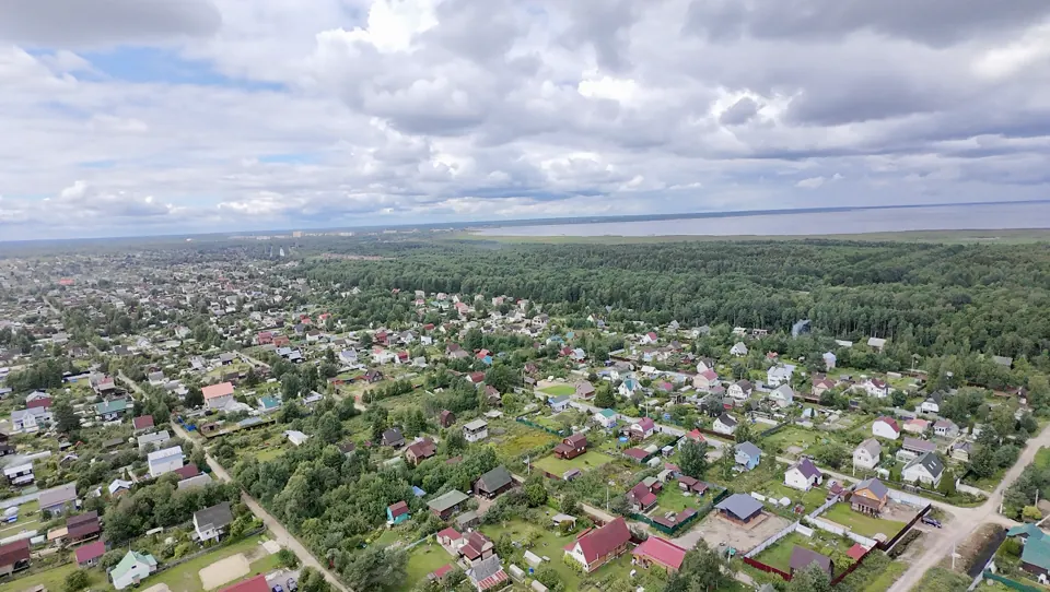 Вид с воздуха на посёлок Синявино-1 и Ладожское озеро на горизонте